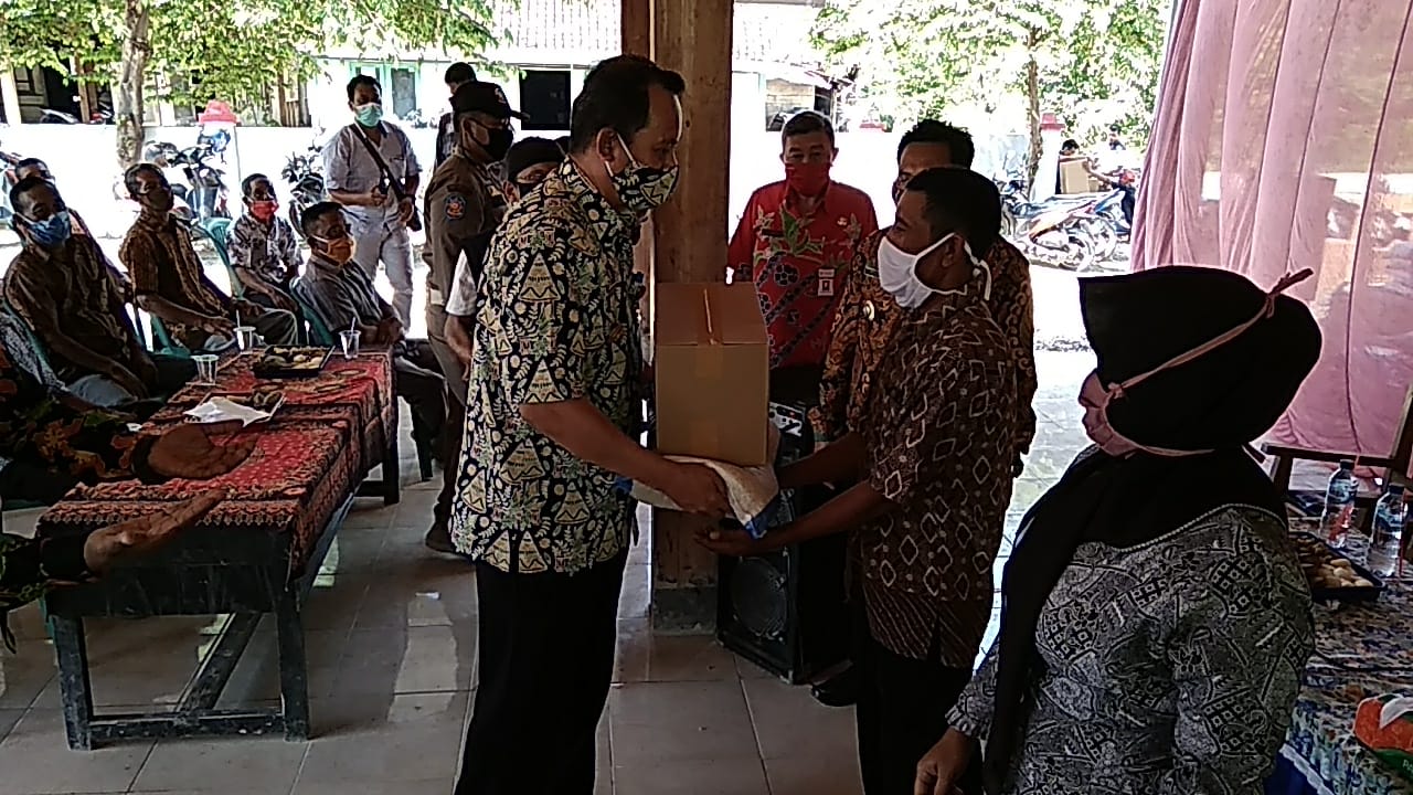 simbol penyerahan bantuan